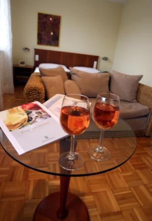Wein-Traeume Hotel Thuengersheim Room photo